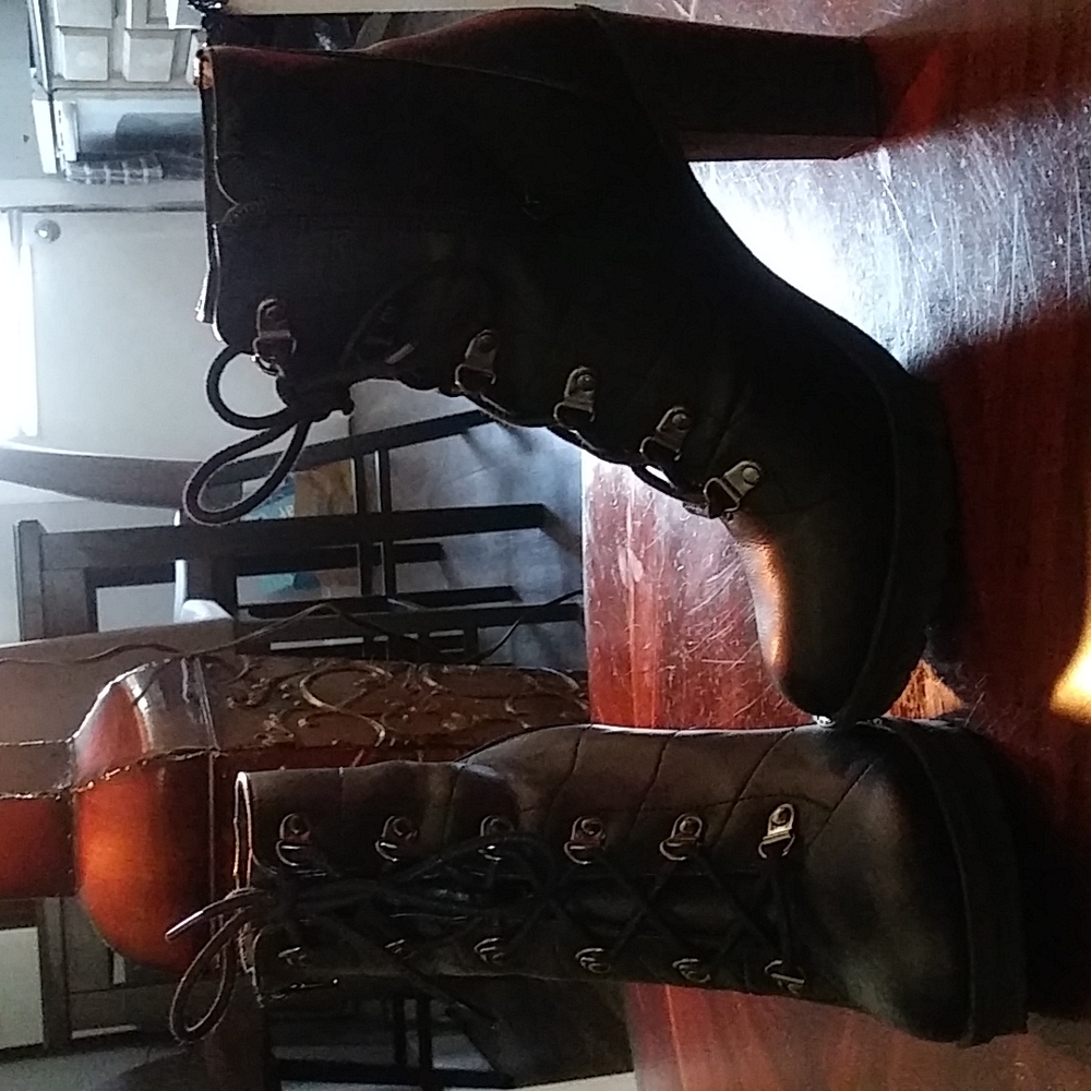 Dress or casual boots size 8 but I'm a 7 1/2 they fit great